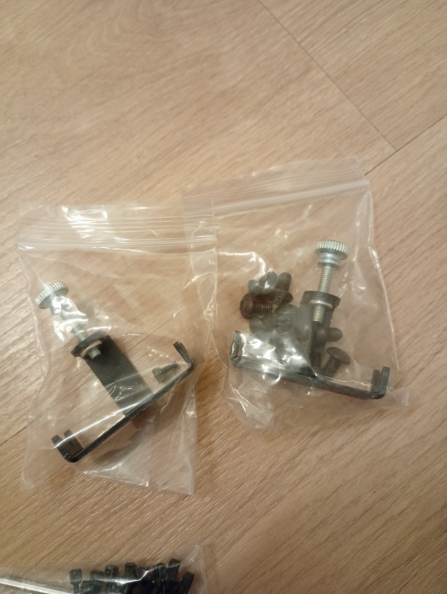 Universeller Stifthalter – Einstellbare vertikale und schräge Montagewinkel